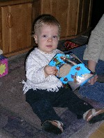 Malina packt ihr Buch aus, sie liebt die Fühlbücher.