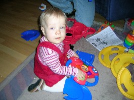 Ist das aufregend, Papa und Opa bauen meine neue Kugelbahn zusammen und müssen sich beeilen, gleich kommen noch mehr Gäste und Geschenke ;-)