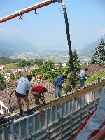 hier beim bau der stützmauer vor dem haus im sommer