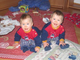 Zwei Sitzende in Moni-Klamotten im Dez 05.JPG