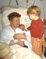 Felix war ca. 18 Stunden alt, als er seine große Schwester kennenlernte