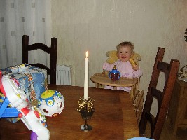 So sieht man die Frisur noch besser :o) wäre wohl ein Friseurgutschein fällig...