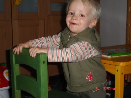 luca auf seinem neuen stuhl