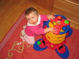 Beim spiel mit dem Weihnachtsgeschenk