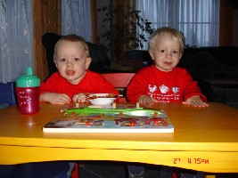 meine beiden an ihrem tischchen.