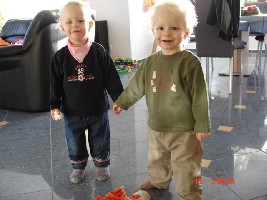 sie laufen immer händchenhaltend durch die wohnung, zu süss.