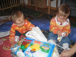 Hochkonzentriert beim Geschenke auspacken