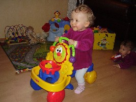 Ronja superstolz: Ich kann mit Rebeccas Rutschauto fahren