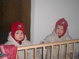 Lisa und Alex in Schneeanzügen