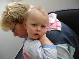 luisa ihr schnupfen wird nicht besser. aber sie zieht auch ständig ihren schlafsack aus. kein wunder.