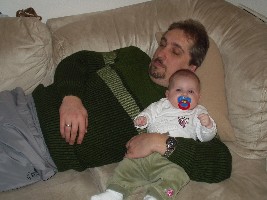 jana und micha auf dem sofa