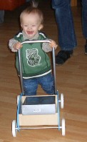 Felix mit dem laufwagen-kl.jpg