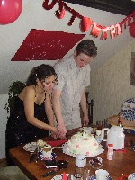 Das Brautpaar beim Torteanschneiden...