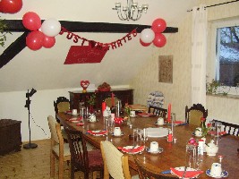 Der Tisch noch &amp;gt;naggisch&amp;lt; (fast leer ;o)