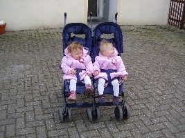 Emmi und Ronja auf dem Weg zum Standesamt...