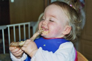 Lara liebt es Knochen abzunagen!