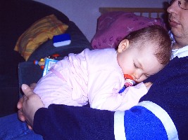 JD310507  schläfchen auf papa.jpg