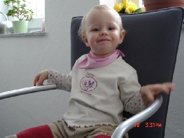 madame sitzt lieber in meinem stuhl wie im hochstuhl, sind hatl mädels, lach.