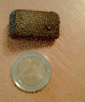 BAHA-Hörgerät (Kasterl) neben 2,-- EURO Münze
