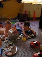 Julian am 23. März beim PEKiP, zusammen mit Johannes