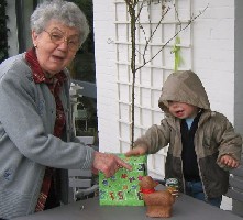 Uroma und Ruben bestaunen ihren Fund!