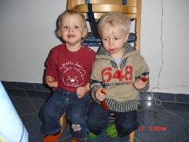 die beiden erwarten es nicht bis der tisch gedeckt ist.