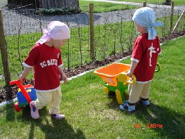 die beiden spielen im garten