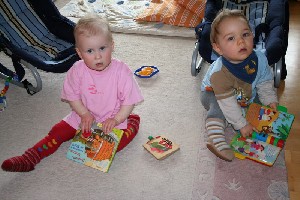 Nina und JP bei der Lesestunde...