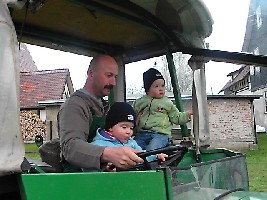 mit Onkel Frank Traktor fahren macht mehr Spaß