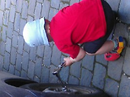 Jonas versucht die Schrauben zu lösen