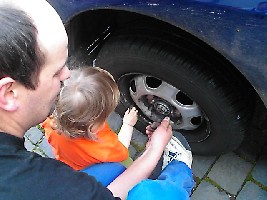 Lara mit Papa noch am anderen Rad