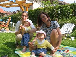 Julia stehend bei mir, Katharina sitzend bei Heidrun