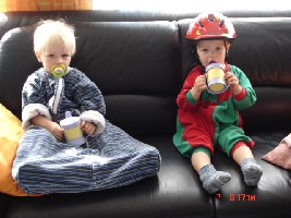 noch im schlafanzug aber der geliebte helm ist schon drauf.