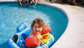 Erste Übungen im Kinderpool