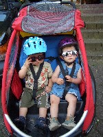 Joe Cool mit cooler Schwester...Marla und Elias mit neuen Fahrradbrillen.