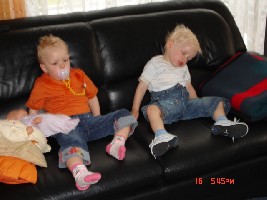 so sehen sie aus wenn sie keinen mittagschlaf machen, wir aber um 17 uhr noch ein wenig mit dem auto fahren müssen. da wachen sie nicht mal auf wenn ich sie vom auto ins wohnzimmer trage.