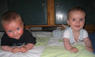 meine Jungs bäuchlings.jpg