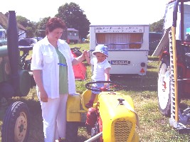 JD310072 24.06.06   traktor fahren.jpg