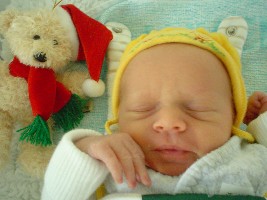 Alina Sophie im KH nach der Geburt (geb. am * 30.12.2005). Im KH nannten wir sie &amp;quot;Gelbe Ampel&amp;quot; wegen der gelben Mütze.