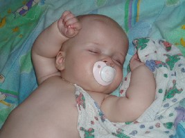 Alina am 01.07.06 beim Mittagsschlaf. Es war ja sooo warm !!!