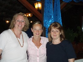 Von links = Simone, Bianca und Geli beim Griechen