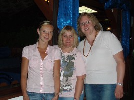 Von links = Bianca, Sylvia und Simone beim Griechen