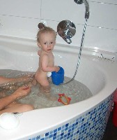 Felix in der neuen BAdewanne.jpg