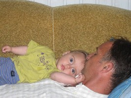 Elia kuschelt mit seinem Papa