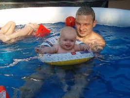 Hier sitze ich in einem stabilen Babyschwimmreifen, das macht voll Spaß !!!