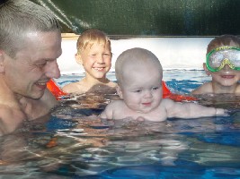 Das 1. Bad draußen im Pool mit Papa und mit meinen Brüdern Kevin und Florian