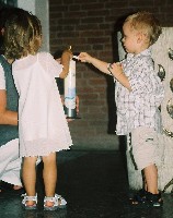 Mila Kerze anzünden.jpg