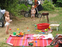 Mila + Lukas im Garten.jpg