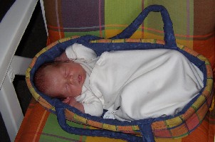 er passt noch in Mara´s Puppentasche