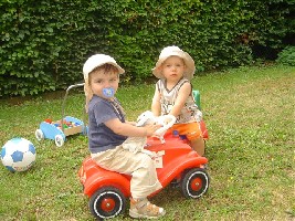 JP und Elias beim BobbyCar-Fahren